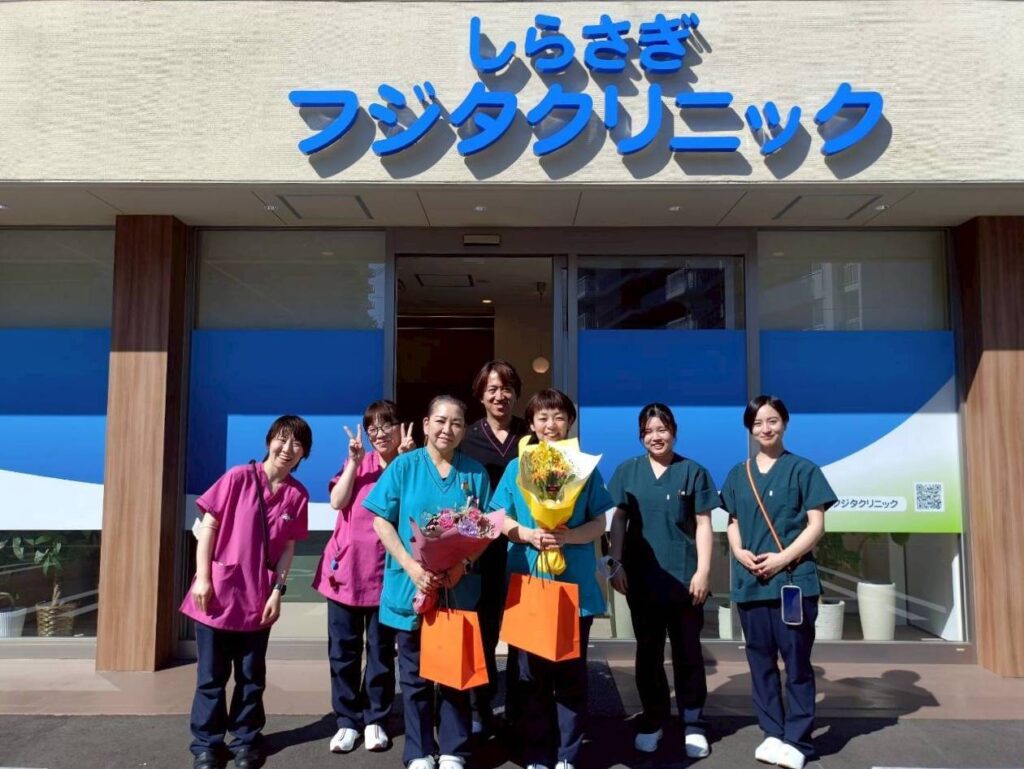 開院から半年を迎えた堺市北区のしらさぎフジタクリニックのスタッフ